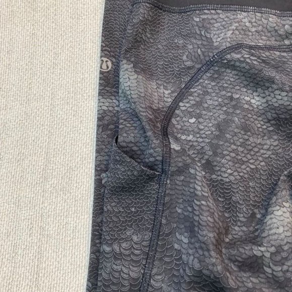 Lululemon Speed Tight II *Full-On Luxtreme- Snake. Full length leggings. Size 4 - Picture 3 of 9